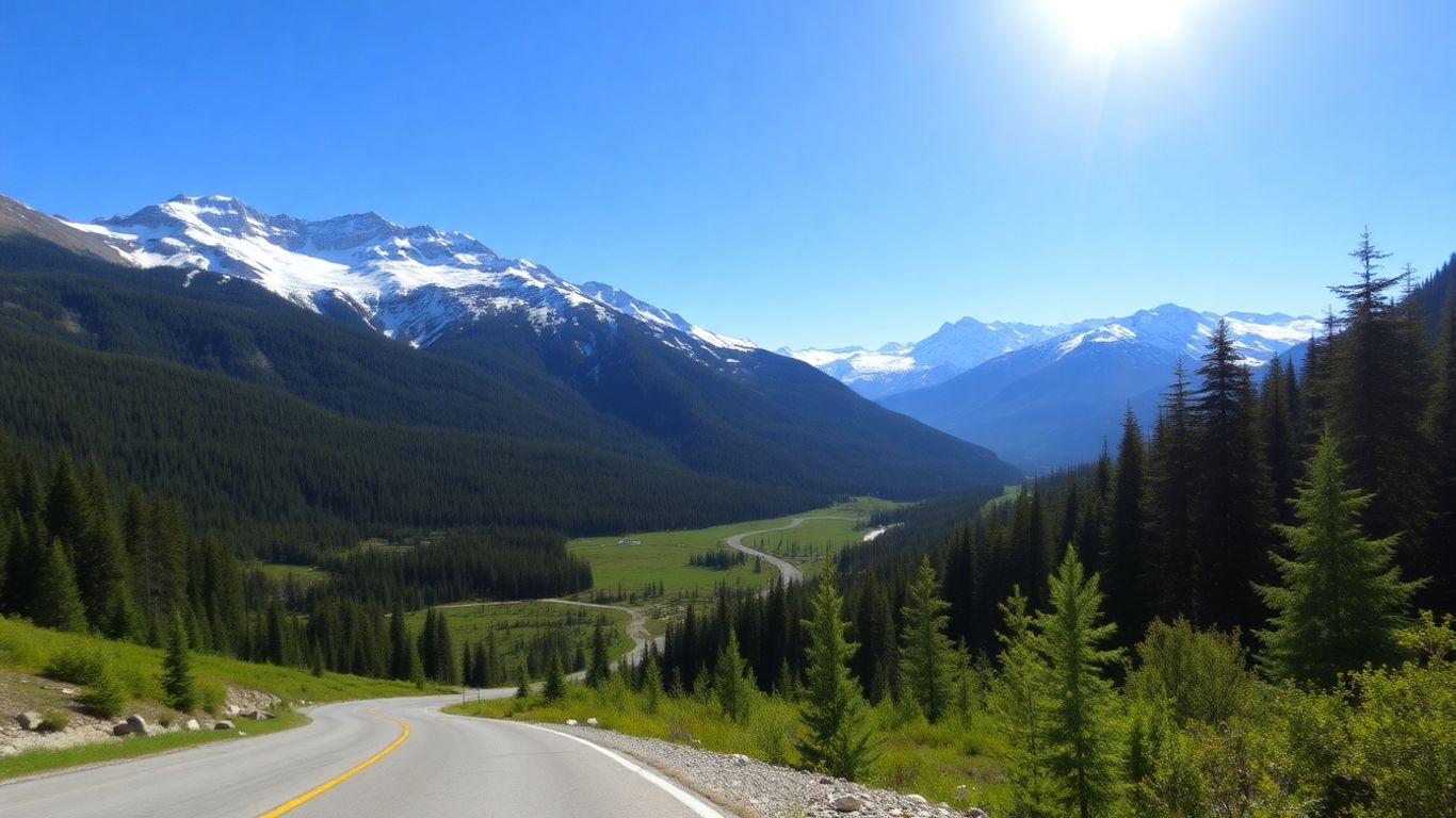 Kanadische Berglandschaft mit Straße und Bäumen.